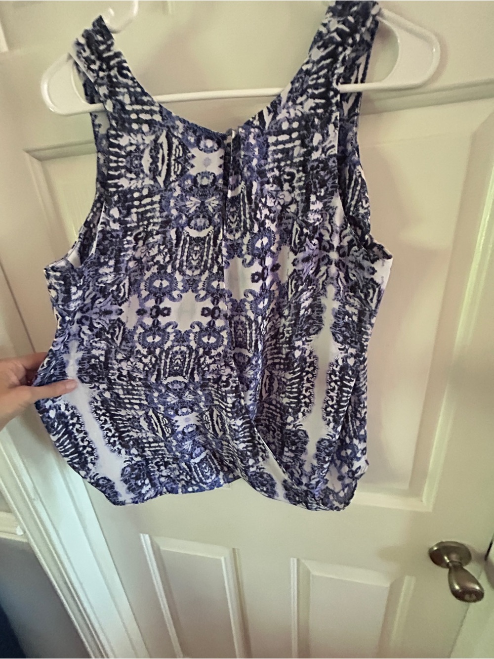 Violet + Claire Blue and White Print Sleeveless Top Scoop Neck Layered Back M - Picture 2 of 5